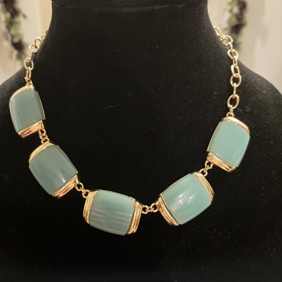 Elegant Gold and Green Necklace - Picture 1 of 4